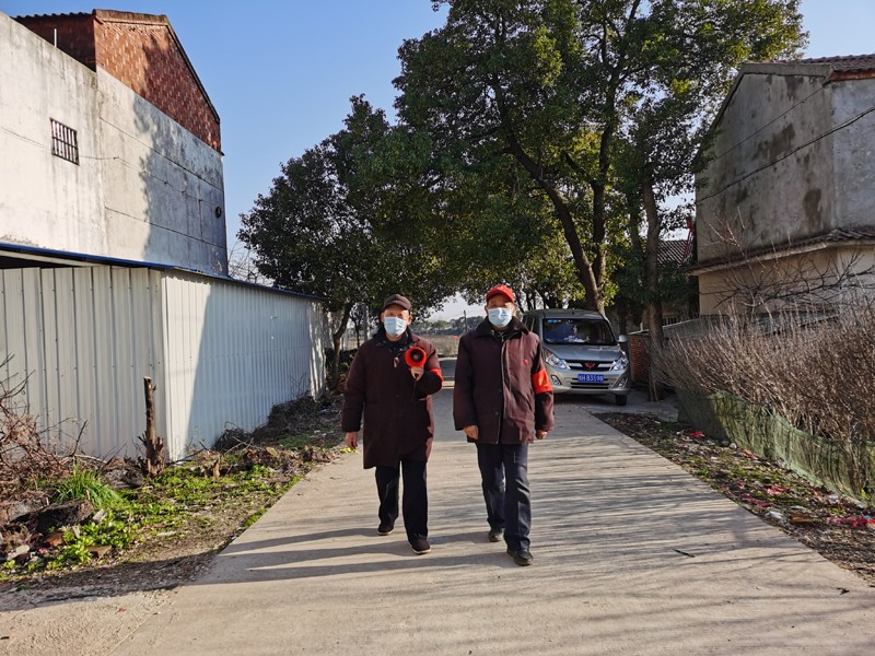 老党员在乌池小区道路巡逻宣传.jpg