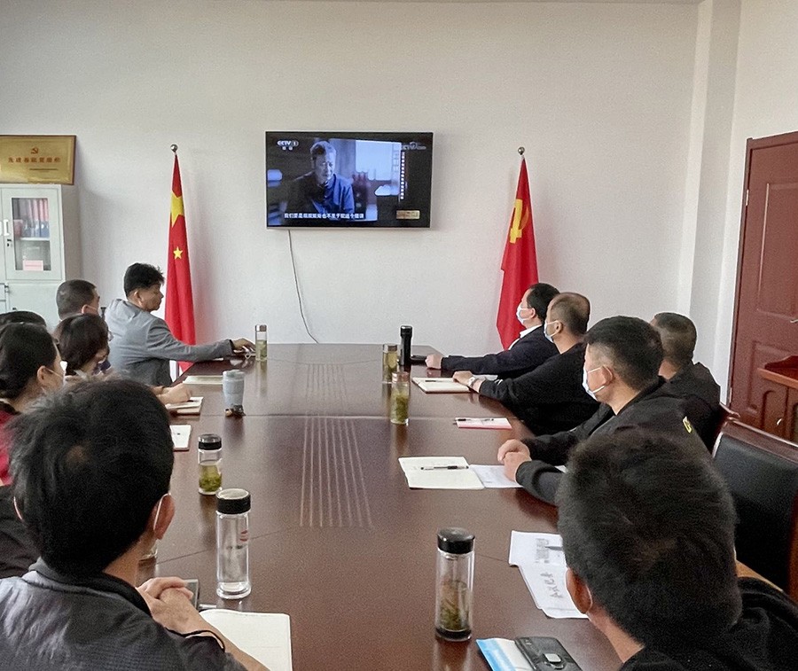 4月21日观看警示教育纪录片 (2).jpg