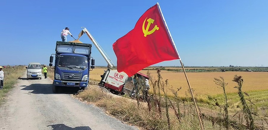 2022-10-9+第七农业分公司+助力秋收党员柱石在行动.jpg